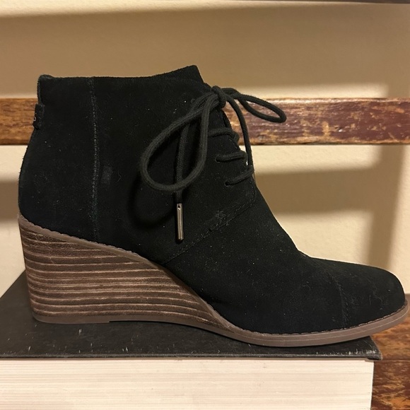TOMS Hyde Black Suede Wedge Ankle Boots Lace Up Booties - Picture 3 of 12